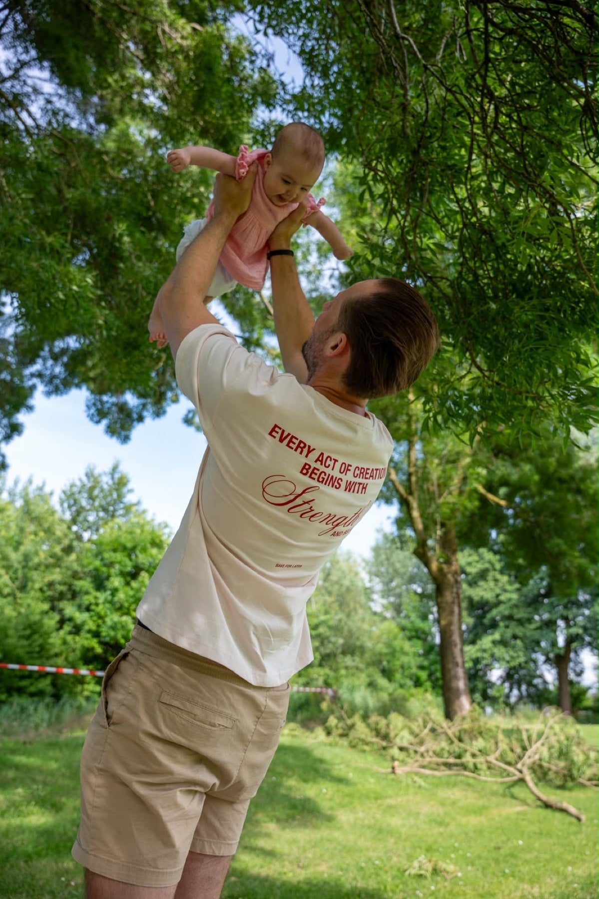 Vader met baby in het park als persoonlijk begin van Floretti