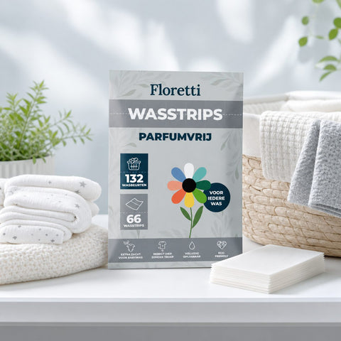 Pak Floretti Parfumvrij wasstrips naast opgevouwen wit wasgoed op een licht aanrecht